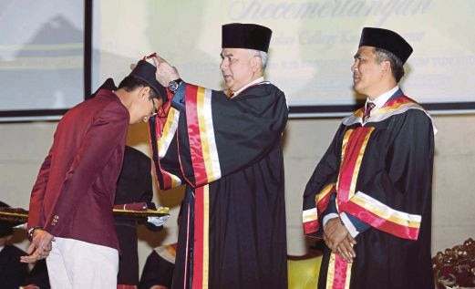 Sultan Nazrin presents awards to MCKK achievers