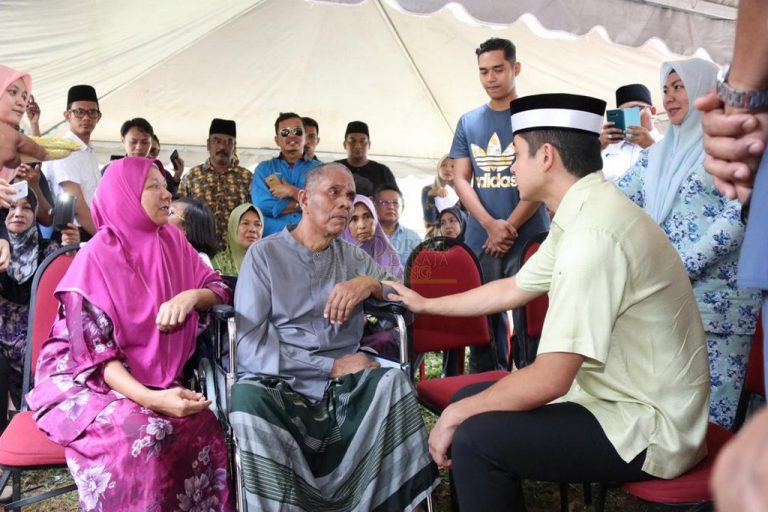 KDYMM Pemangku Raja Pahang visited the family of Amirul Zarith